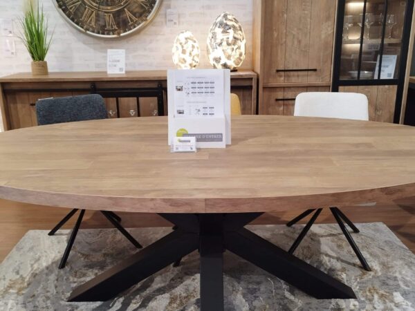 gamme de tables ovales configurables avec options de dimensions, plateaux et piétements variés