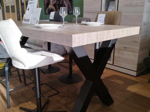 table allongeable avec système papillon et options de personnalisation pour le plateau et les pieds