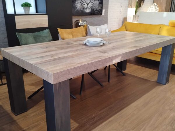table rectangulaire avec options personnalisables pour plateau et piètement