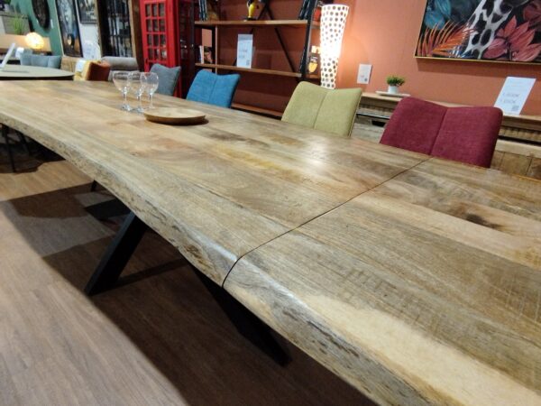 table PIKE en bois de manguier avec piètement en métal noir