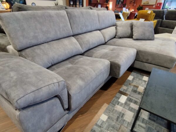 canapé BORJA au style contemporain avec accoudoirs larges et assise profonde