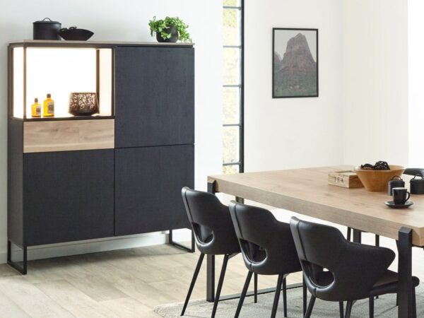séjour moderne avec mobilier en bois clair et lignes épurées