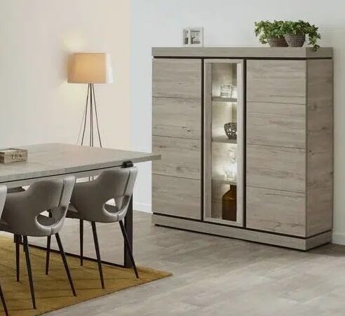 séjour élégant avec meubles en bois foncé et touches classiques