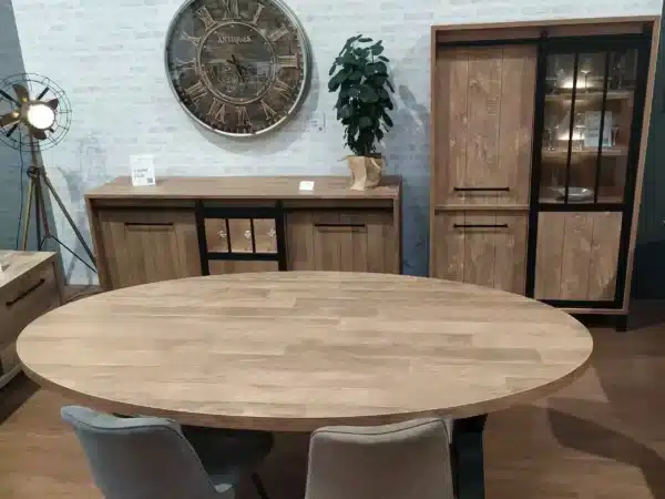 séjour chaleureux avec mobilier en bois massif et accents rustiques