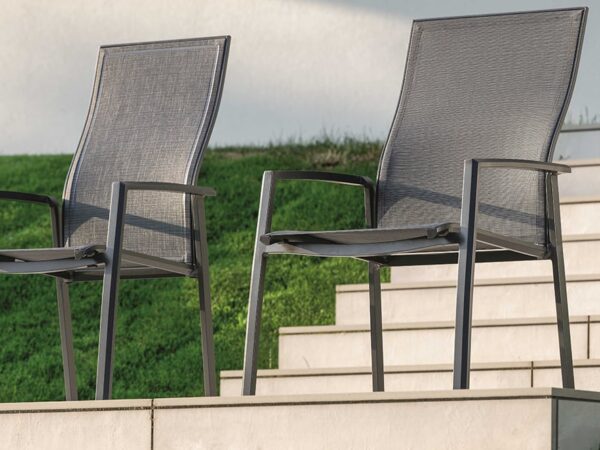 fauteuil d’extérieur STERN Kari avec accoudoirs, dossier incliné et structure légère au design épuré