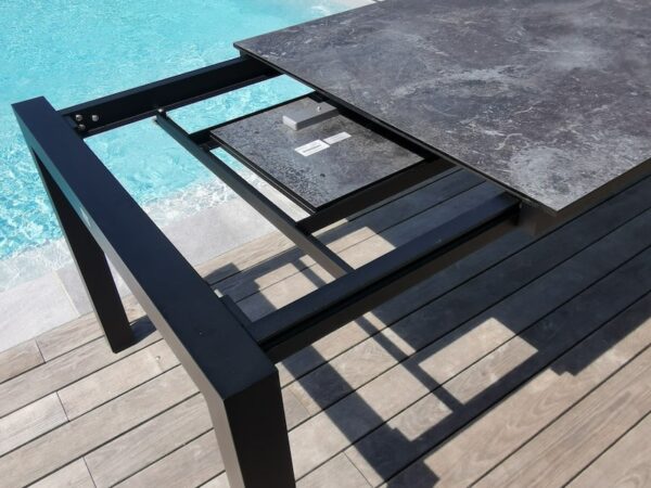 table d’extérieur STERN au design classique avec mécanisme d’allonge intégré pour accueillir plusieurs convives