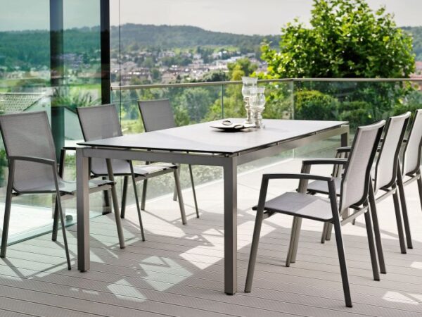 cadre de table STERN Classic avec lignes sobres et structure métallique résistante adaptée à l’extérieur