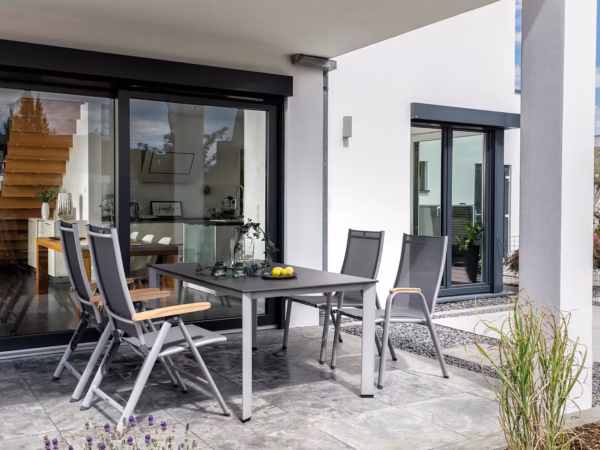 structure de table KETTLER Edge au design angulaire en aluminium thermolaqué conçue pour recevoir différents plateaux