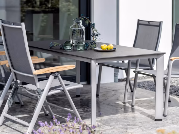 mobilier de jardin KETTLER Edge Kettalux avec plateau robuste et structure au design contemporain