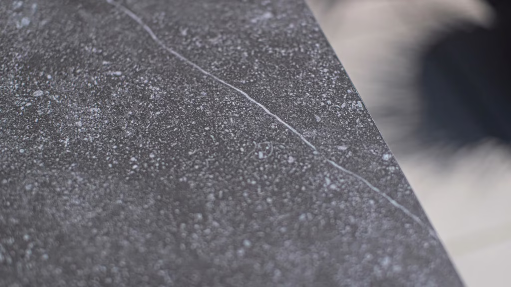 Plateaux de table KETTLER en Dekton - Défense d'entrer - Défense d'entrer plateaux de table KETTLER en Dekton avec surface ultra résistante à l’usure, aux rayures et aux variations climatiques