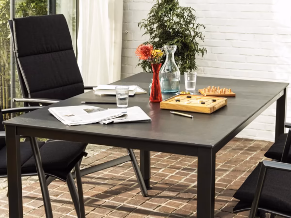 plateaux de table KETTLER fabriqués en résine Kettalux alliant robustesse, légèreté et résistance aux intempéries