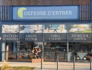 façade du magasin Défense d’entrer situé à Haguenau avec vitrine aménagée et enseigne visible
