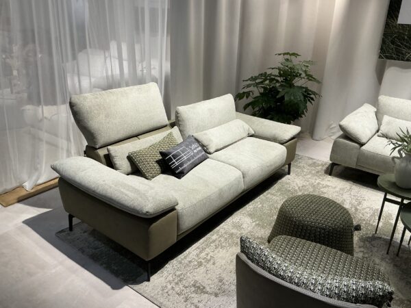Canapé Noya au design contemporain avec assise confortable et lignes élégantes.