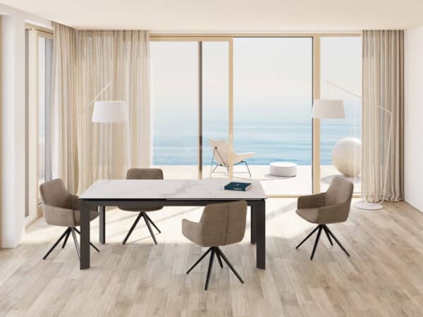 Chaise Amsterdam Twill Akante avec design moderne et assise confortable.