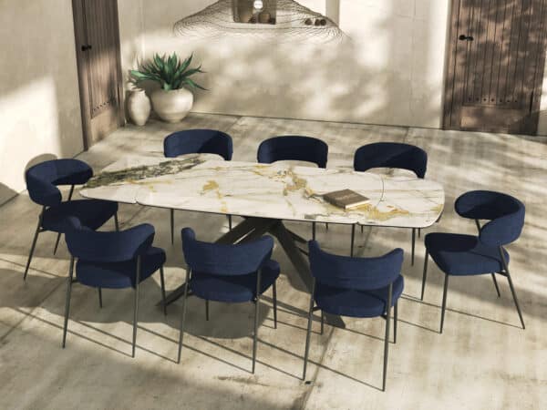 Chaise Londres Twill Akante avec assise confortable et design contemporain.