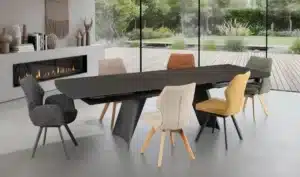 Table Azalée noire avec chaises dépareillées au style moderne.