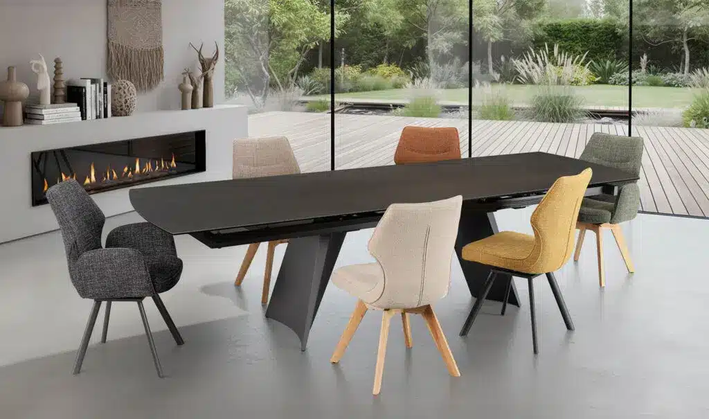 Table azalée noire avec chaises dépareillées - Défense d'entrer Table Azalée noire avec chaises dépareillées au style moderne.